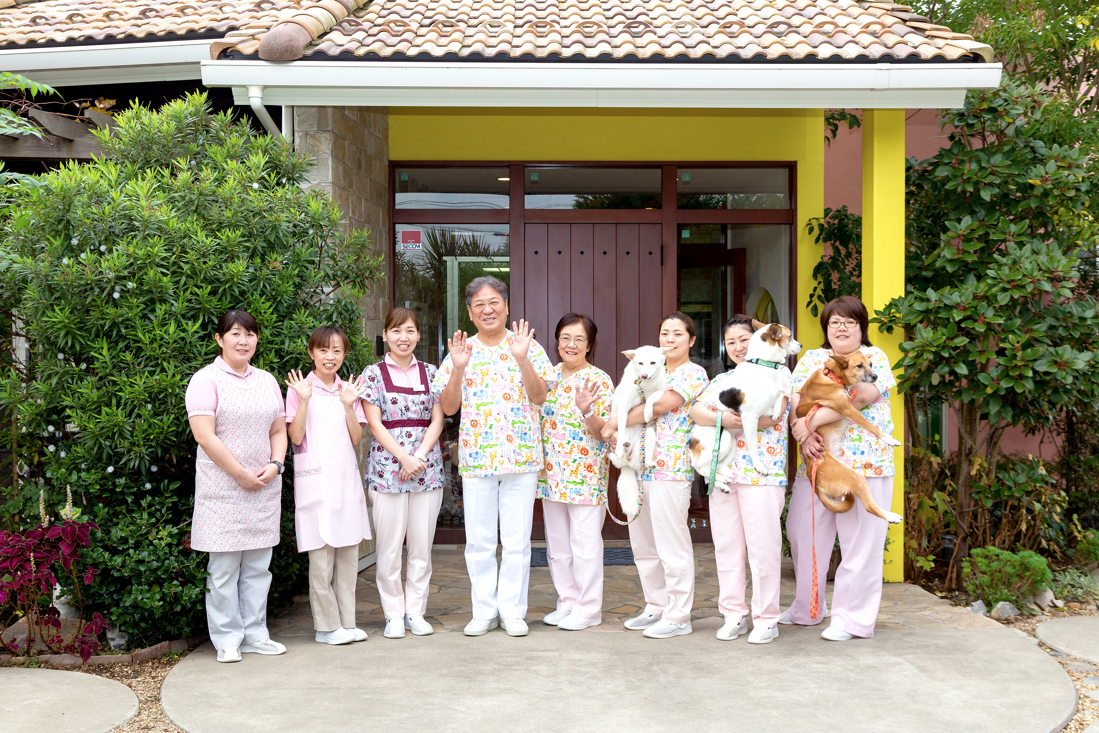 若山動物病院の正面入り口前に並ぶスタッフの写真